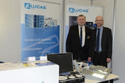 Wilfried Röpke (rechts) von JenaWirtschaft lässt sich von Thomas Lucas (links) über die neue intelligente Straßenleuchte LUCSII informieren